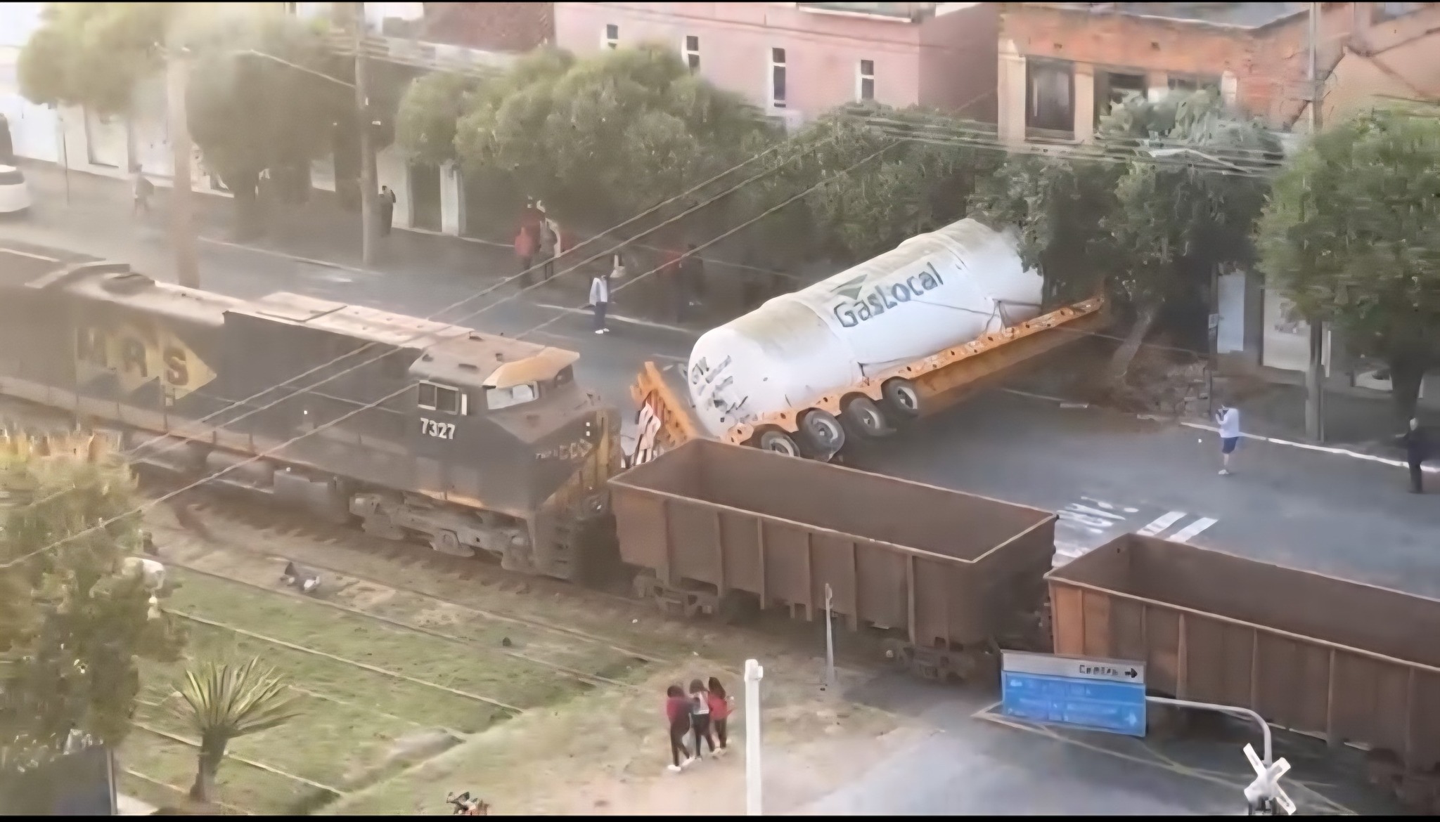 VÍDEO: Colisão entre trem e carreta paralisa Paraíba do Sul e causa grande tumulto