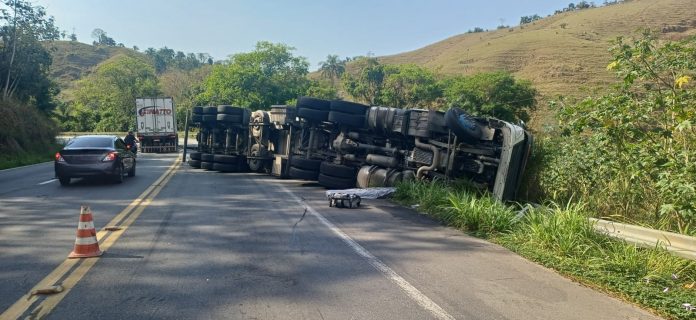 Caminhão de frios tomba na BR-393 após colisão em Barra do Piraí