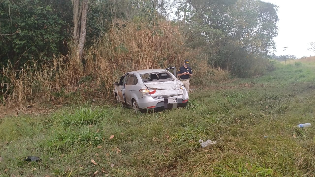 Carro sai da pista na BR-393 em Barra do Piraí; duas mulheres ficam feridas