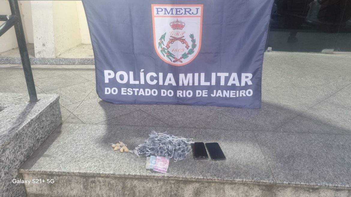 Polícia Militar apreende crack e cocaína e prende suspeito em Resende