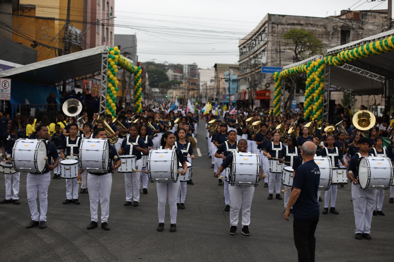 Milhares de pessoas prestigiam desfile Cívico-Militar de Volta Redonda