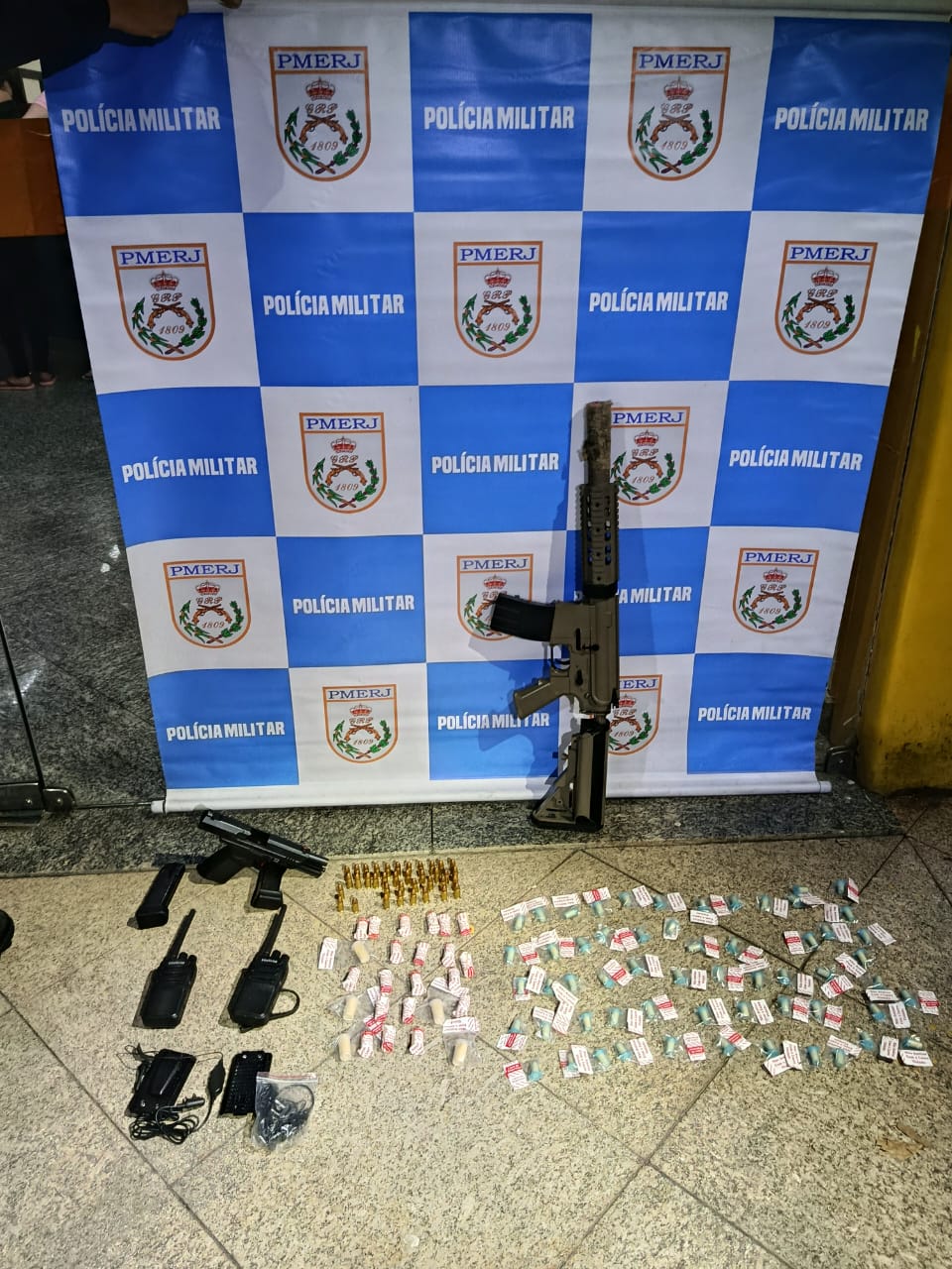 PM apreende pistola, réplica de fuzil, rádios e drogas em Quatis; Suspeito fugiu
