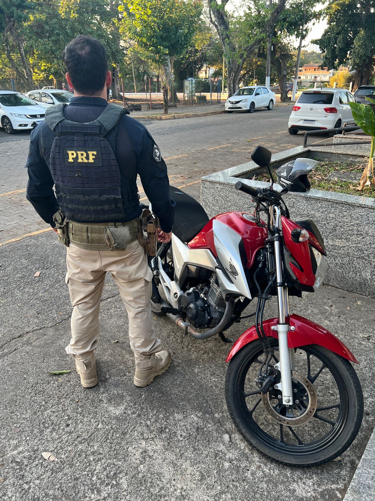 PRF apreende motocicleta clonada na Dutra, em Resende