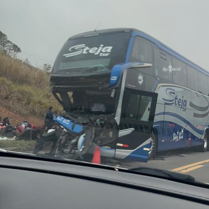 Grave acidente entre ônibus e caminhão deixa 11 feridos na BR-393, em Vassouras