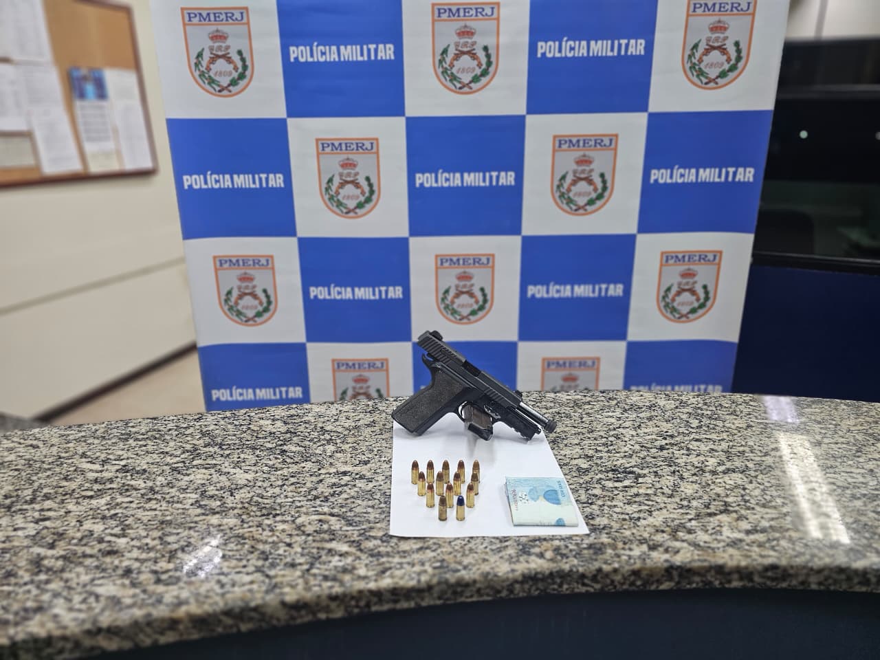 Suspeito é detido com pistola e munições no Centro de Barra Mansa