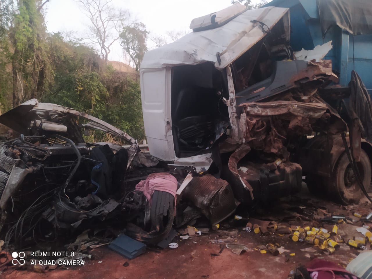 Acidente entre carretas deixa um morto e um ferido na BR-393
