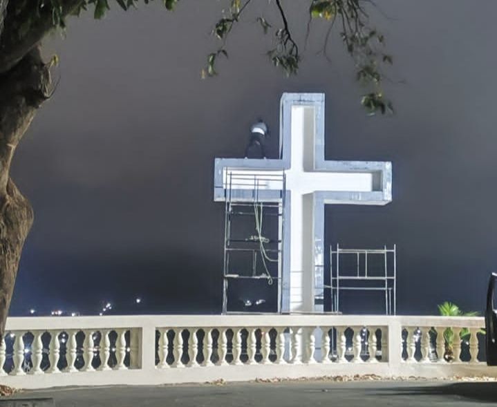 Jovem arrisca a vida ao subir em andaimes do monumento do Cruzeiro, em Valença