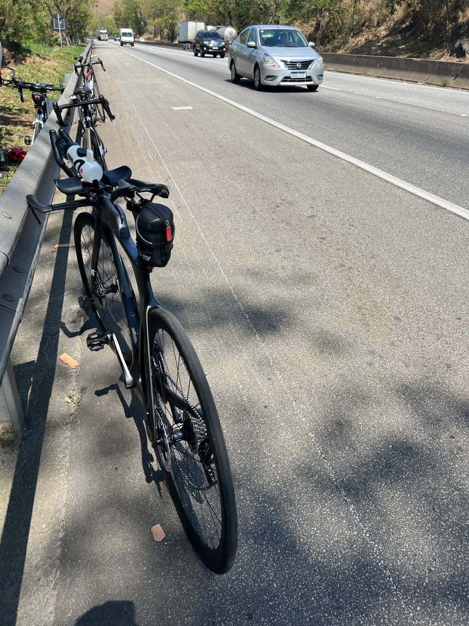 Mulher cai de bicicleta na Dutra em Floriano; ela perdeu os sentidos e foi socorrida por agentes da PRF