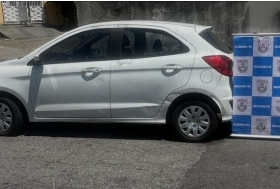 Carro com marcas de tiros e sangue é encontrado em Resende e polícia descobre clonagem