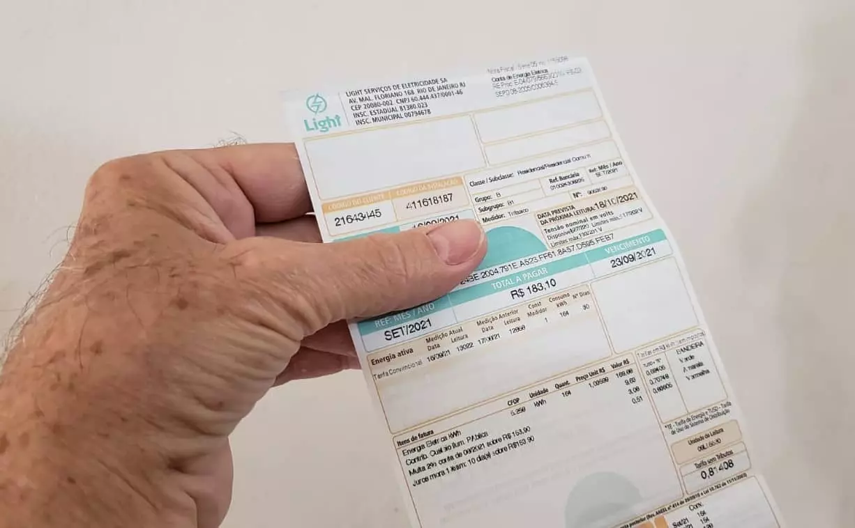 Mudança da bandeira para vermelha 1 na conta de luz em outubro deve reduzir valor da tarifa