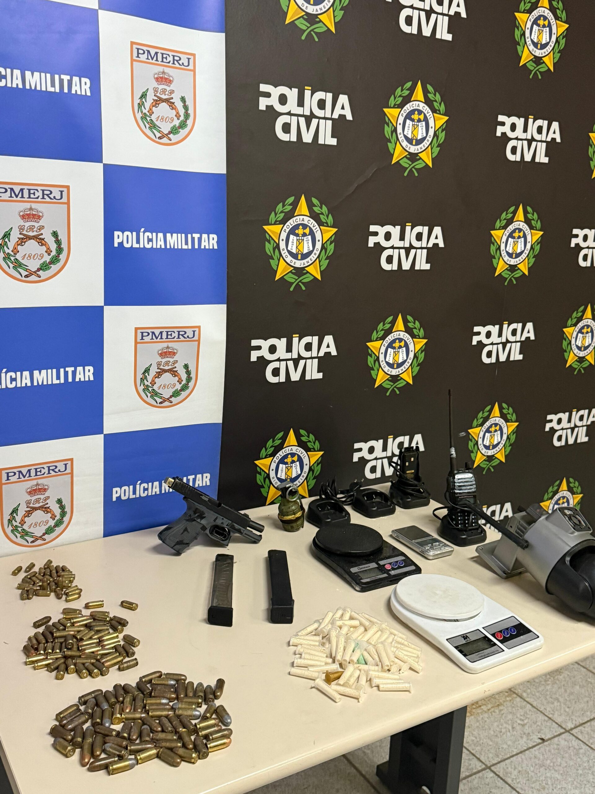 Operação policial descobre pistola, granada e drogas escondidas em tomada-cofre, em Barra Mansa