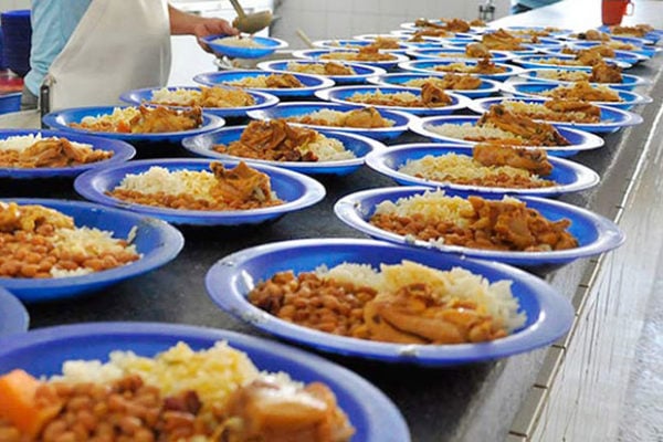 Merendeiras da rede municipal paralisam atividades em Volta Redonda por atraso no pagamento