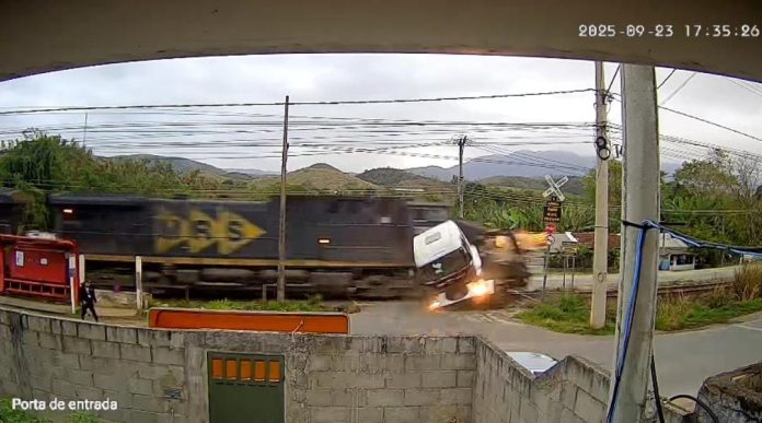 Caminhão é atingido por trem em Vassouras; duas pessoas ficam feridas