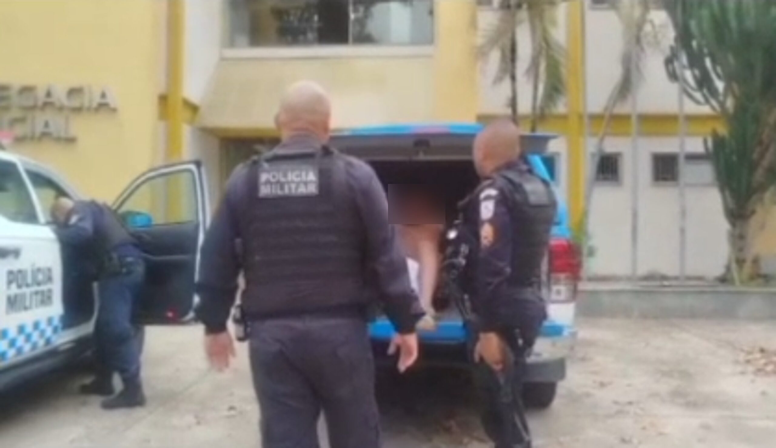 Jovem de 16 anos é flagrado com arma e drogas após ameaçar familiares em Quatis