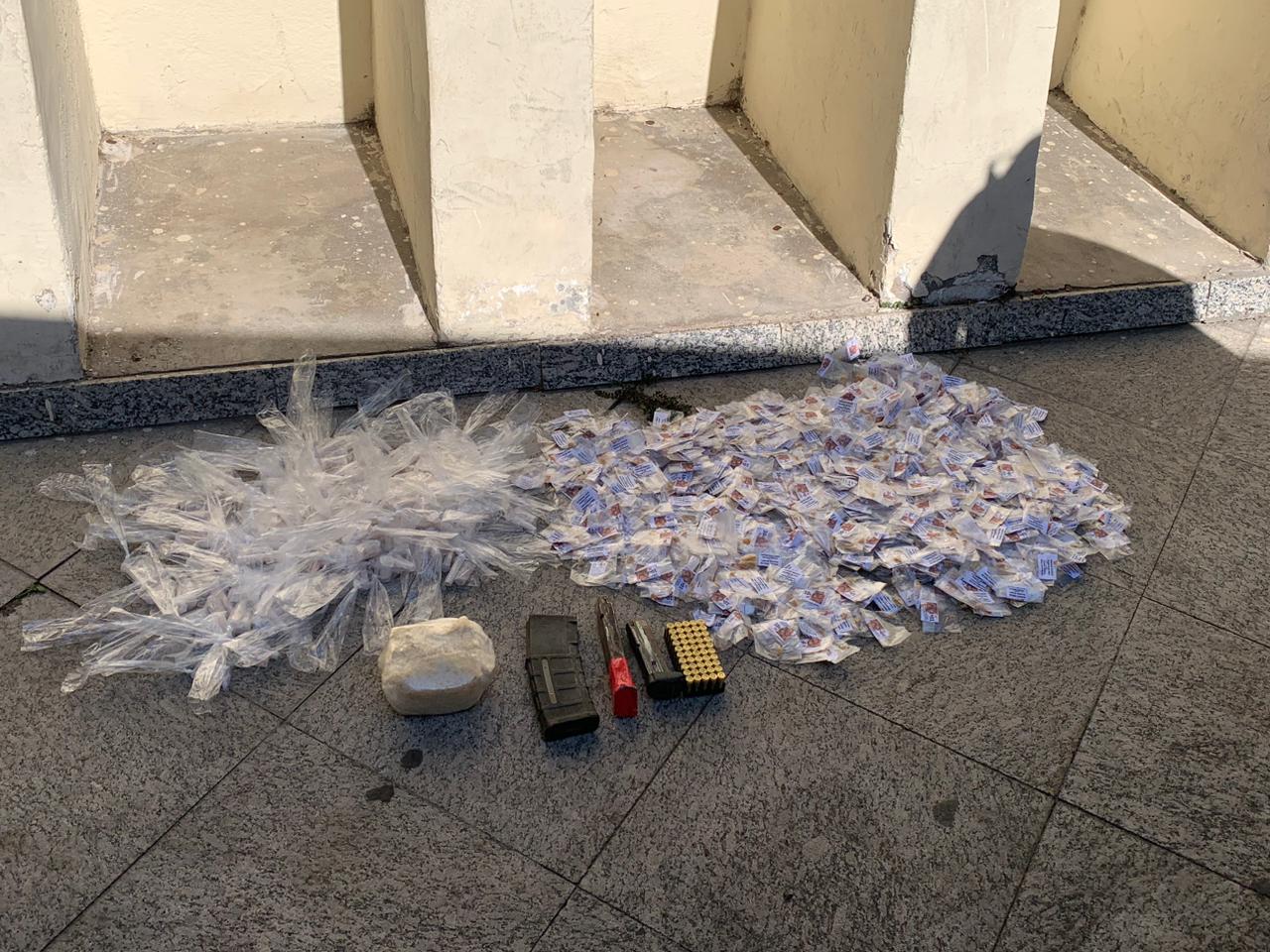 Polícia apreende drogas, munições e carregadores após confronto em Resende