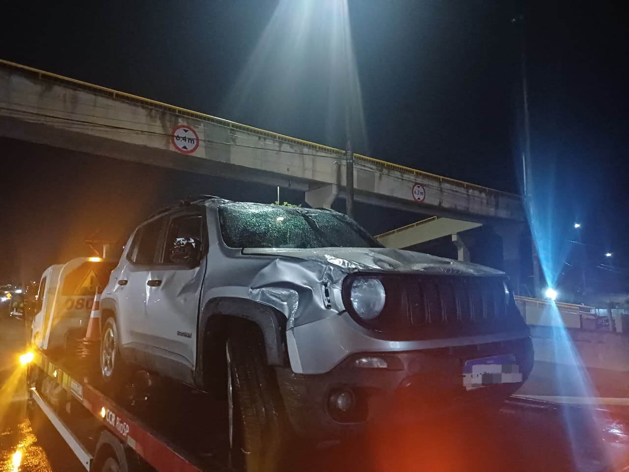 Carro capota na Dutra em Resende e deixa três pessoas feridas