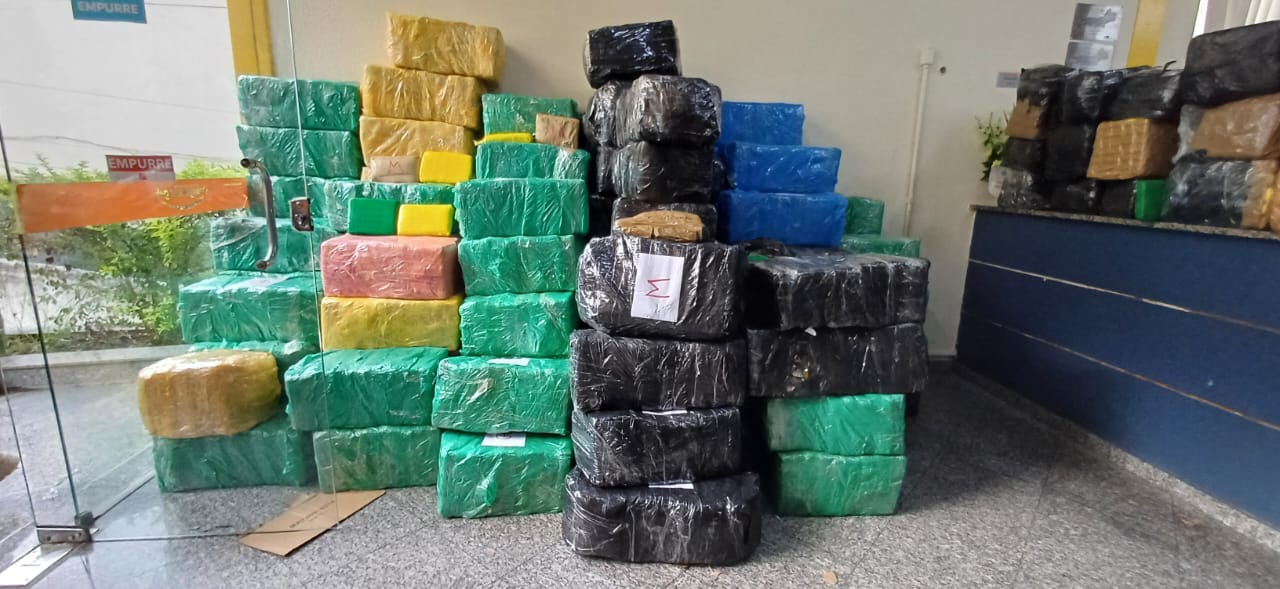 PRF apreende três toneladas de maconha escondidas em caminhão na BR-040, em Areal