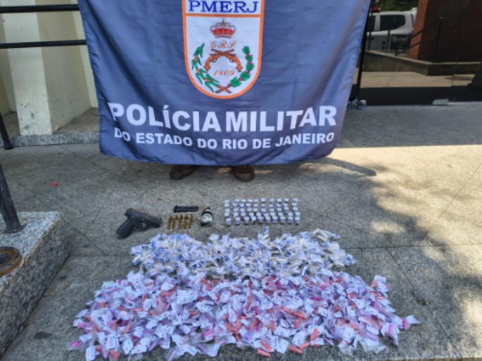 Polícia prende homem e apreende adolescente em operação contra o tráfico em Resende