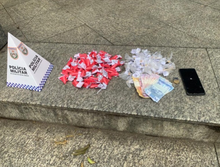 Dupla é detida por tráfico de drogas em Resende; um dos envolvidos é menor de idade
