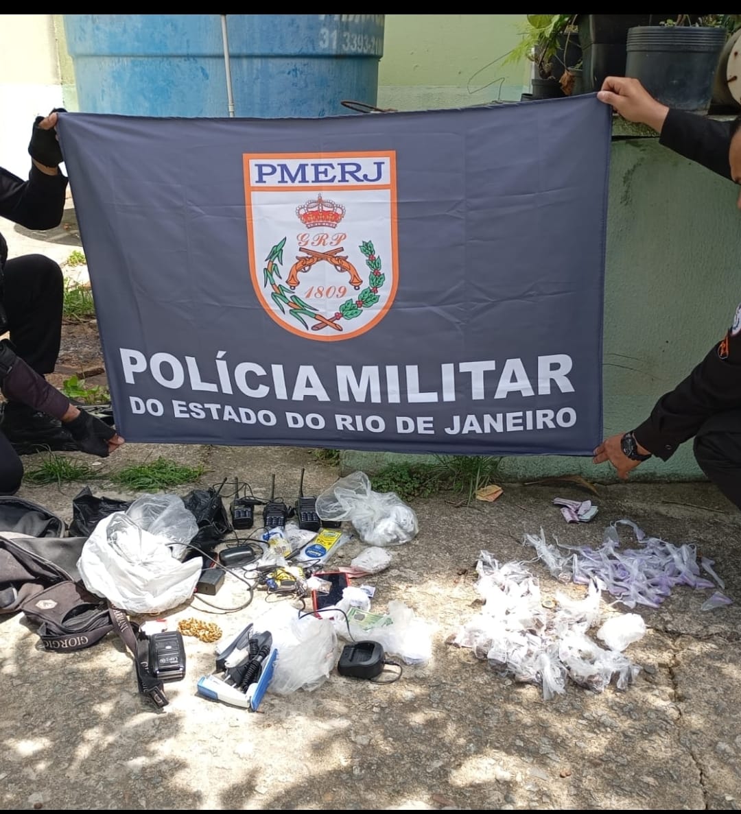 Dupla ‘’roda’’ com drogas e materiais do tráfico em Resende; bandidos atiraram na direção dos policiais