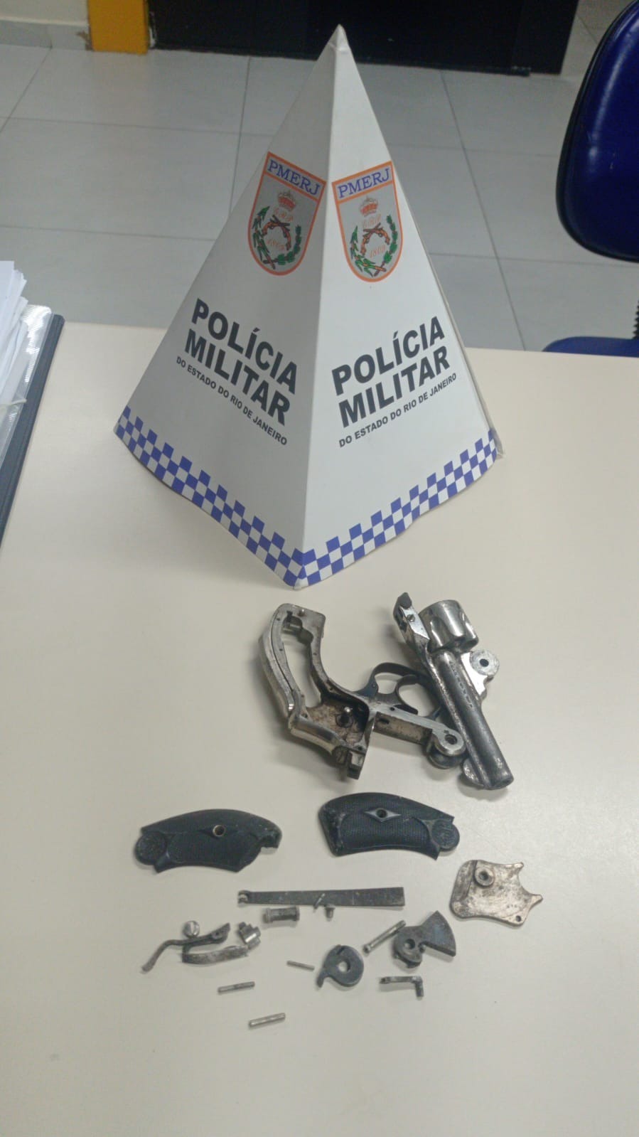 Jovem é flagrado com arma de fogo desmontada durante abordagem em Lídice