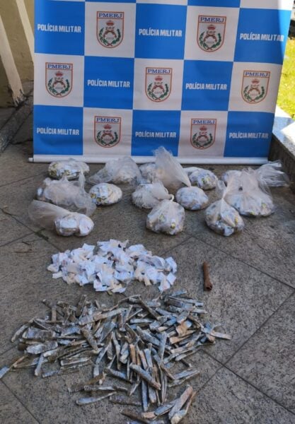 Polícia apreende mais de mil pinos de cocaína em área de mata próxima a escola em Resende