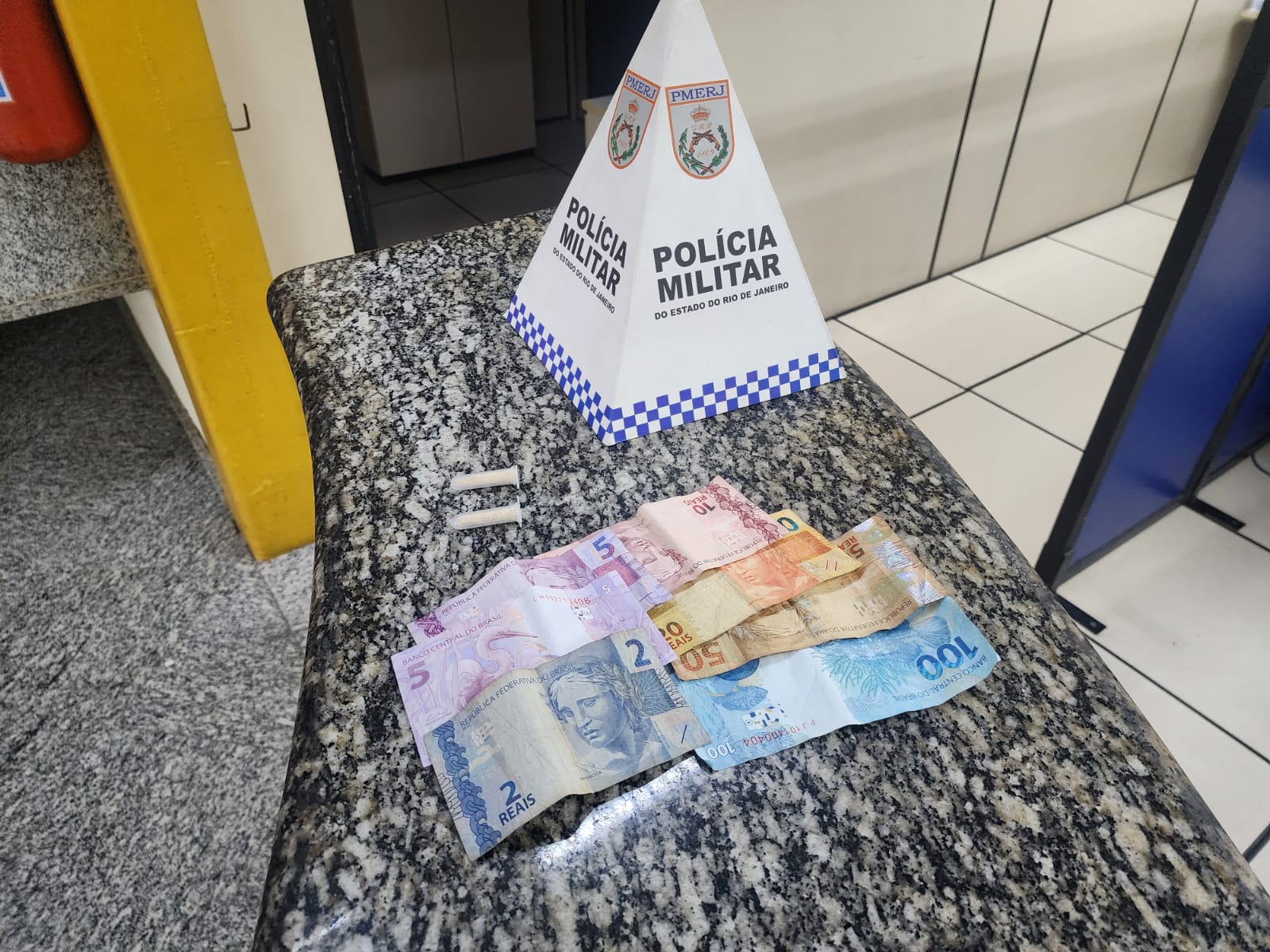 Menor é apreendido e dois usuários de drogas são detidos em Porto Real