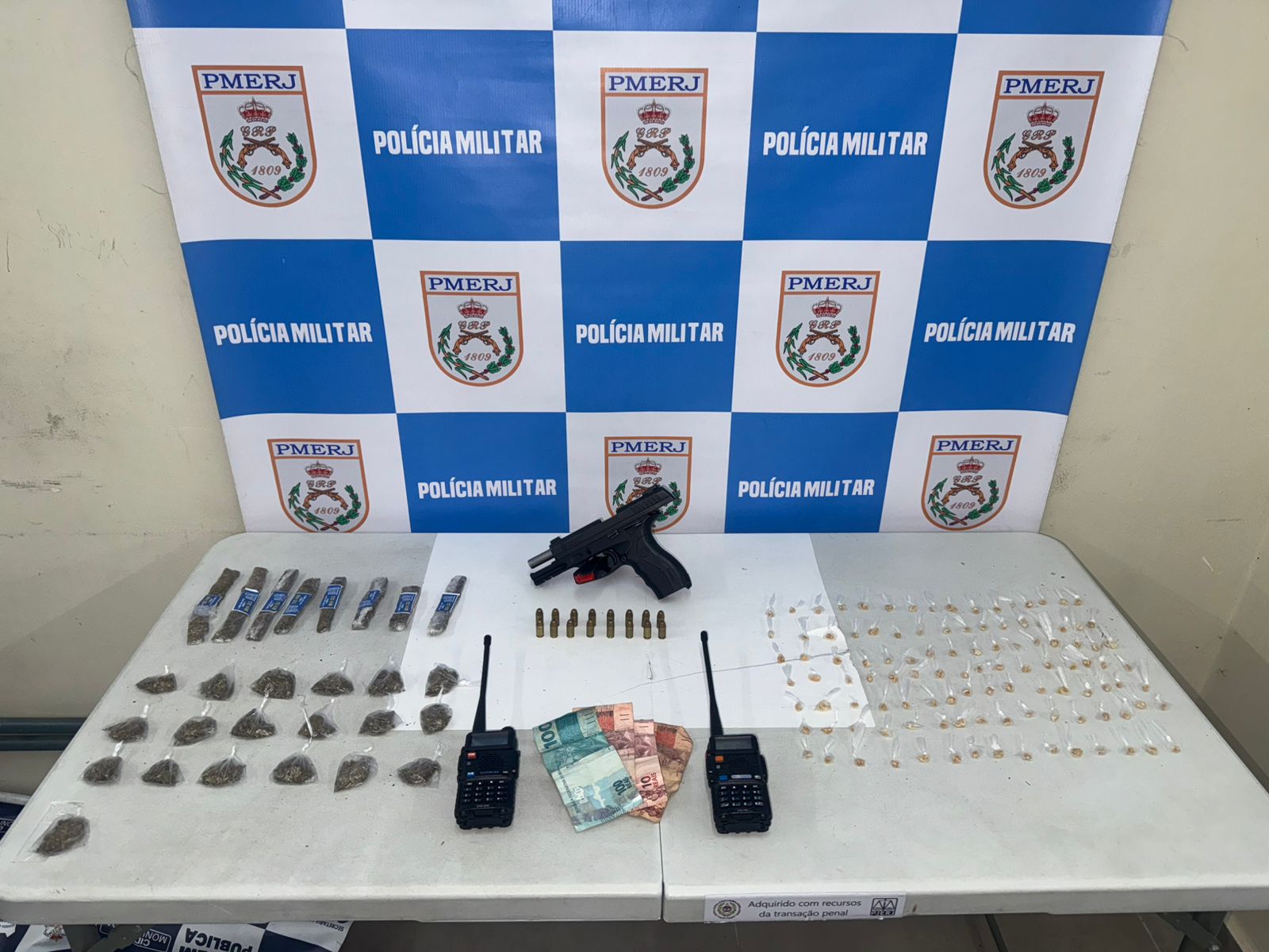 Dupla é flagrada com drogas e pistola raspada em conjunto habitacional de Volta Redonda