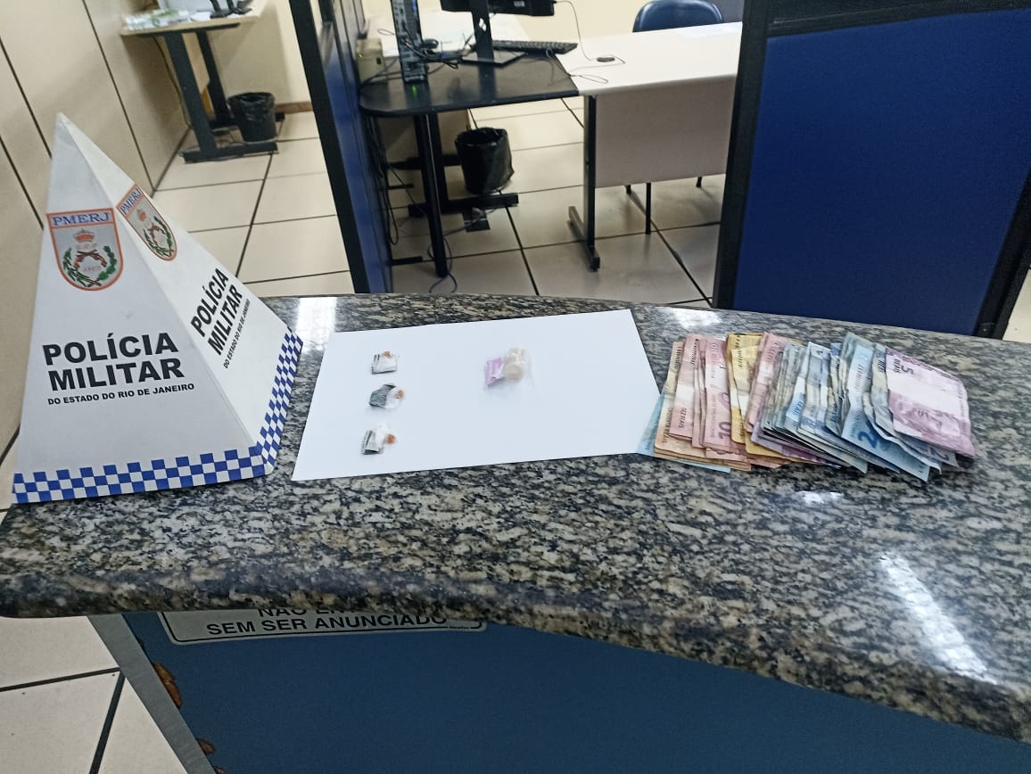 Dupla é presa por tráfico na “boca” do Terreirão em Quatis