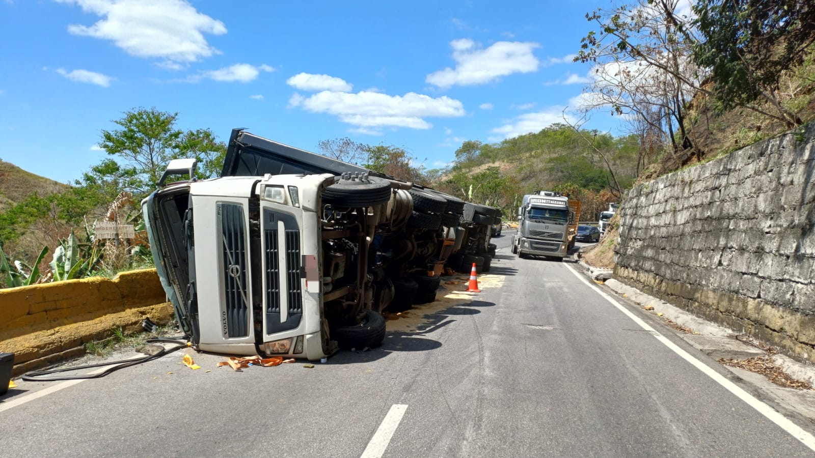 Carreta carregada de panetones tomba na Dutra e causa congestionamento em Piraí