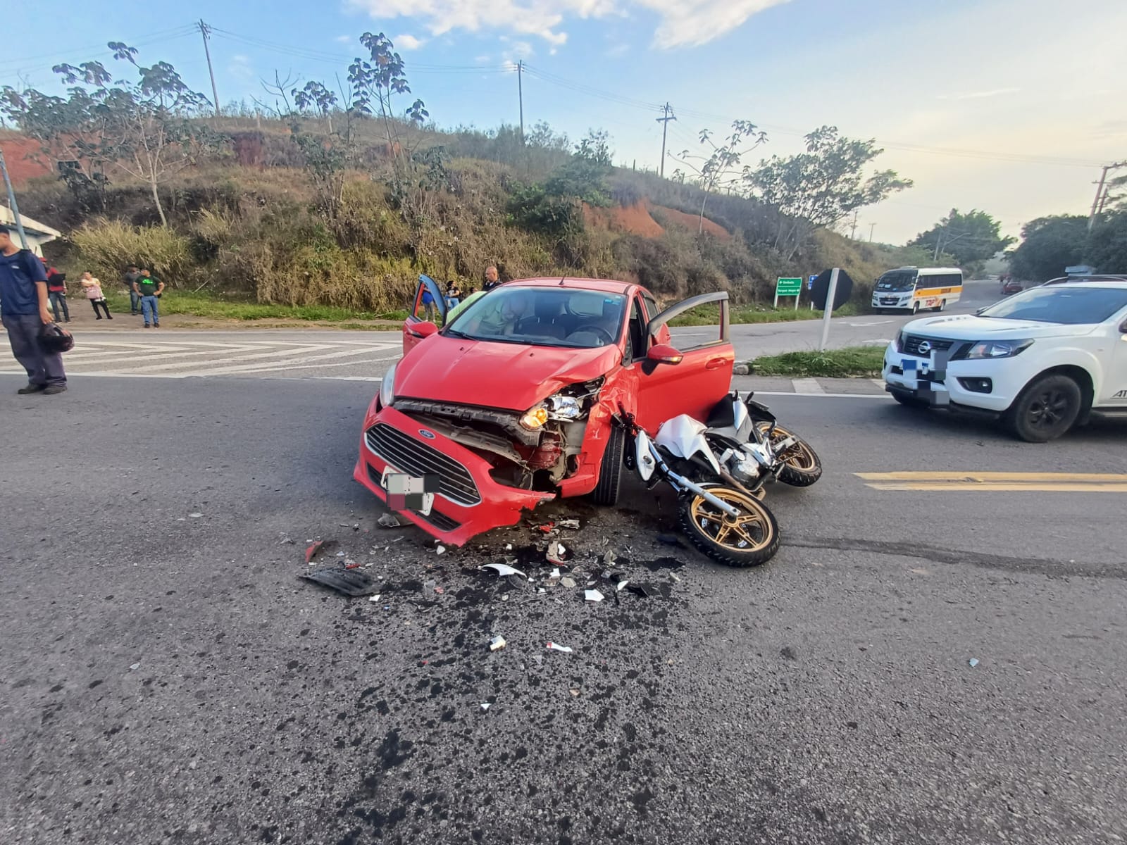 Casal fica ferido em acidente entre moto e carro em trevo na BR-393
