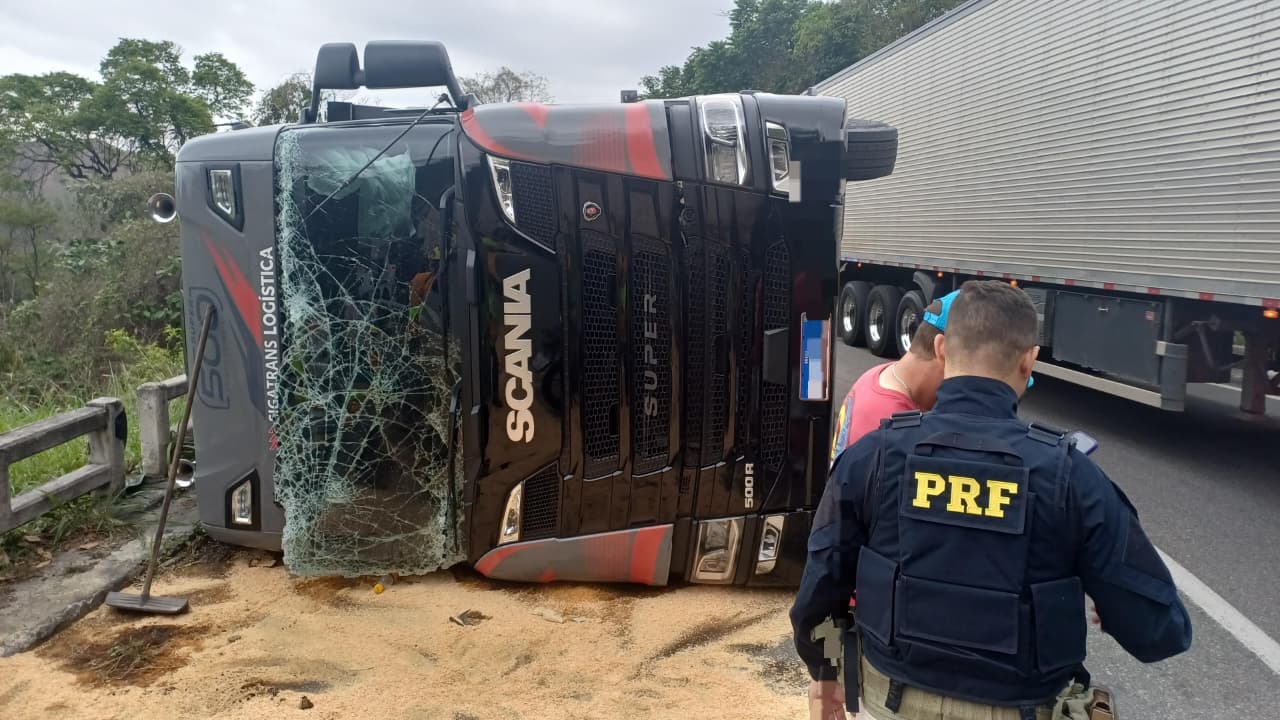Dutra: Carreta tomba na descida da Serra das Araras e faixa fica interditada, em Piraí