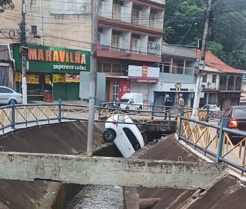 Motorista fica ferido após carro cair em córrego, em Volta Redonda