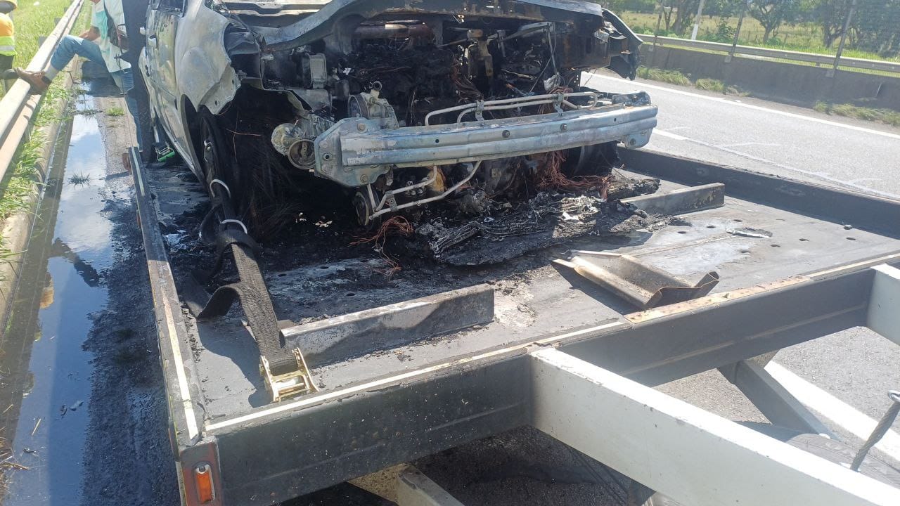 Carro pega fogo durante remoção na Dutra, em Resende