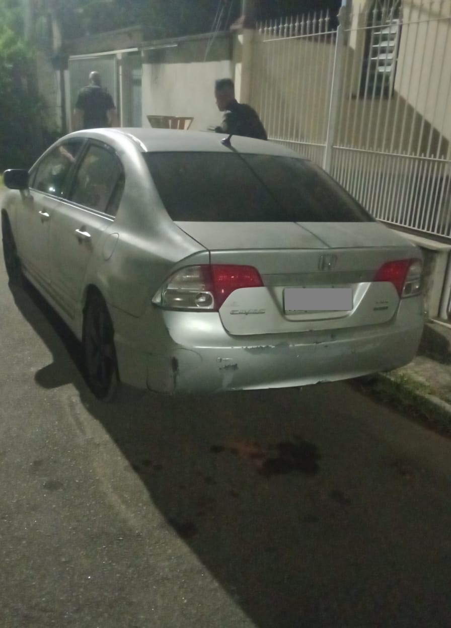 Dois homens são detidos em Pinheiral ao tentar retirar peças de veículo suspeito de envolvimento em homicídio