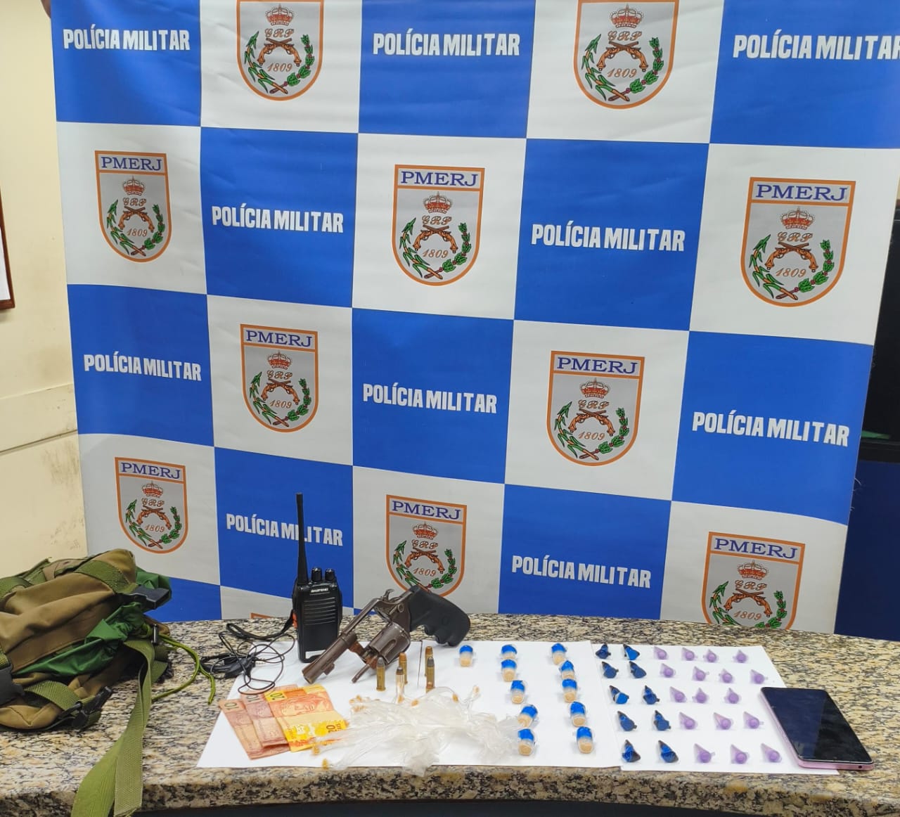 Polícia apreende adolescente com cocaína, crack e revólver na Vila Coringa
