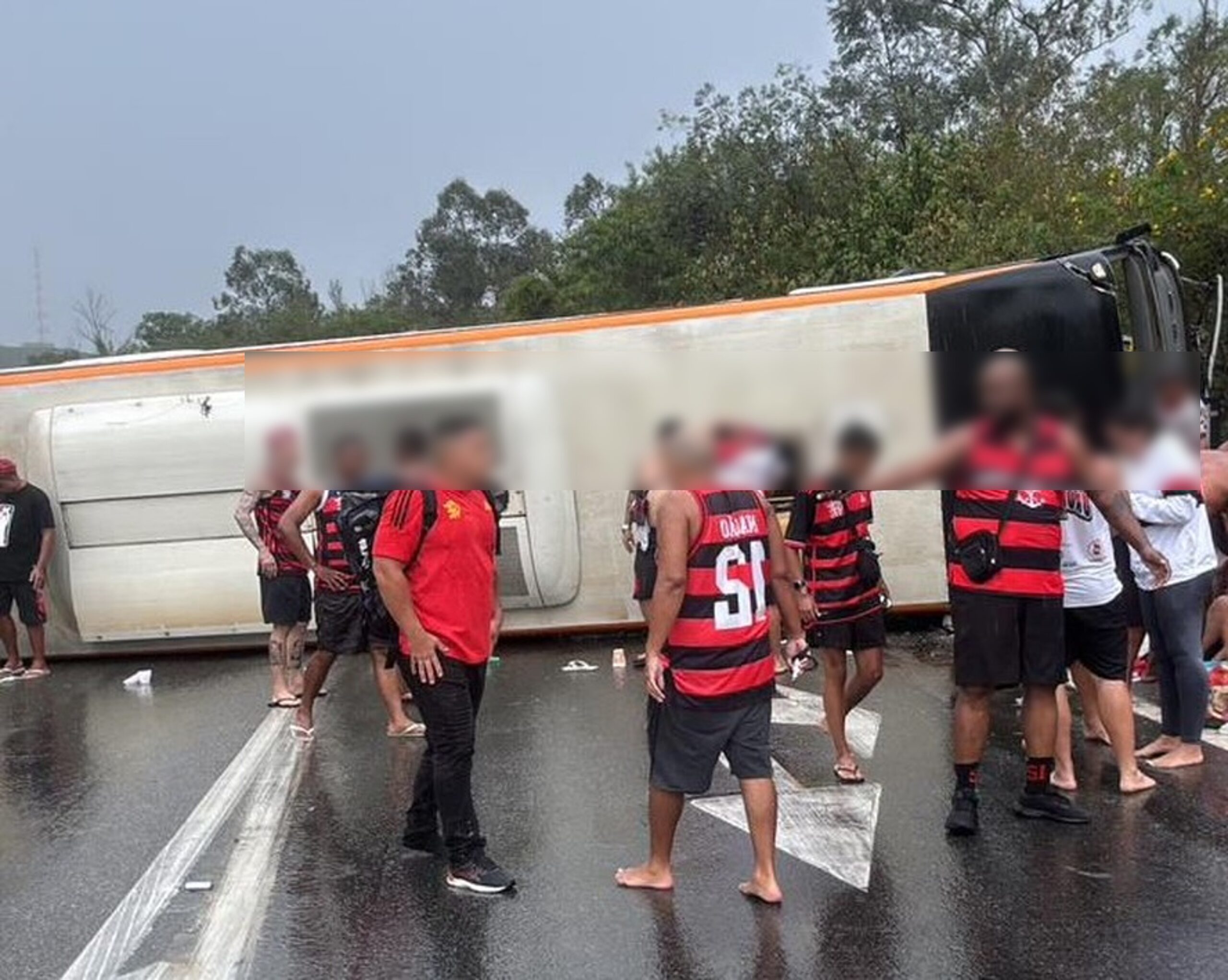 Motorista foge após acidente com ônibus de torcedores do Flamengo em Barra Mansa, diz PRF