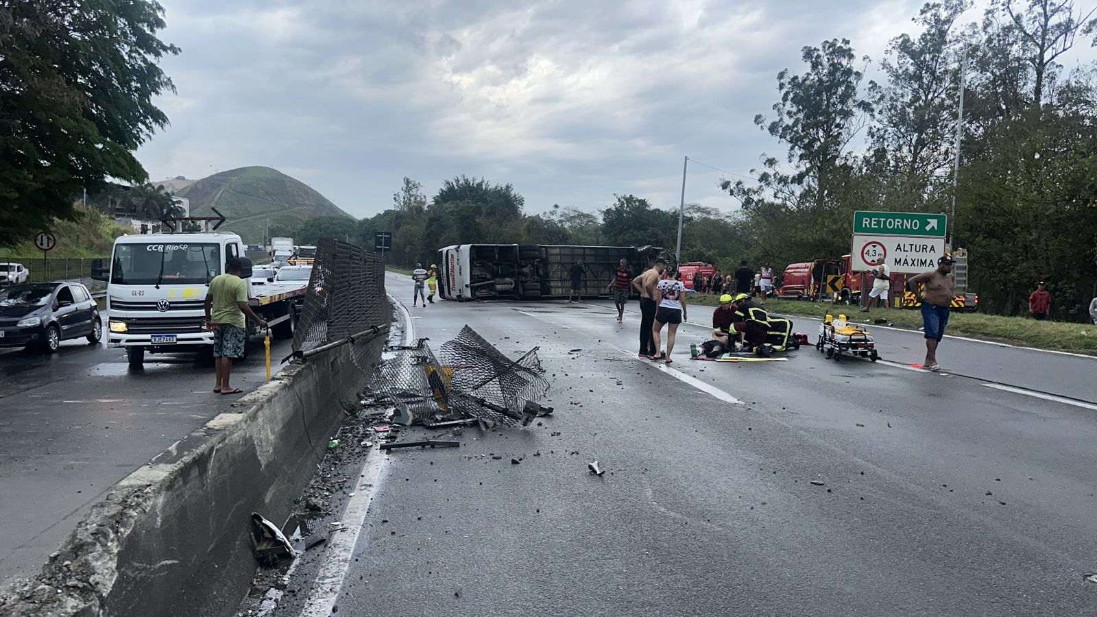 Ônibus com torcedores do Flamengo tomba na Via Dutra, em Barra Mansa, e deixa múltiplas vítimas