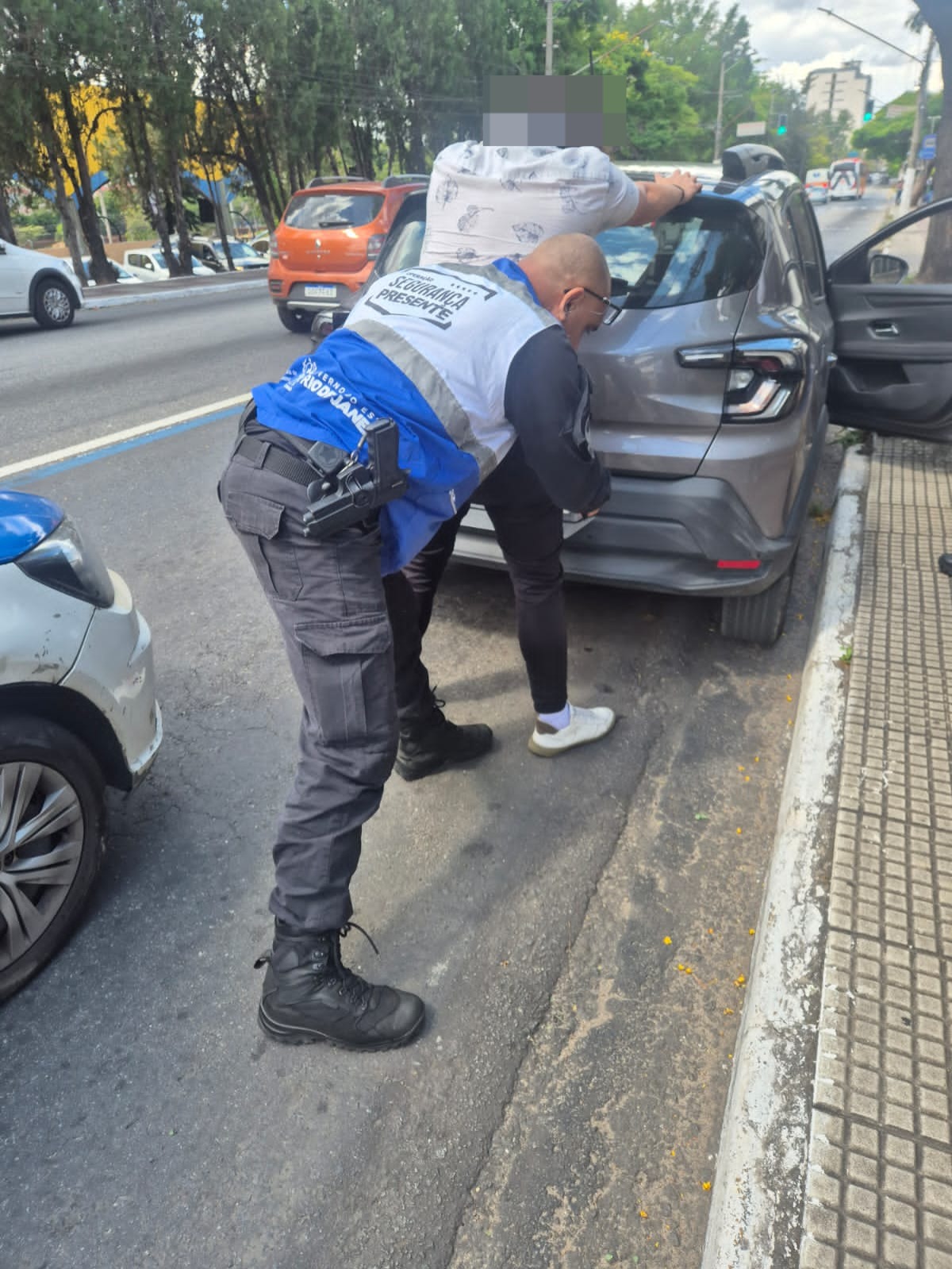 Homem agride mulher dentro de carro na Vila Santa Cecília, em Volta Redonda