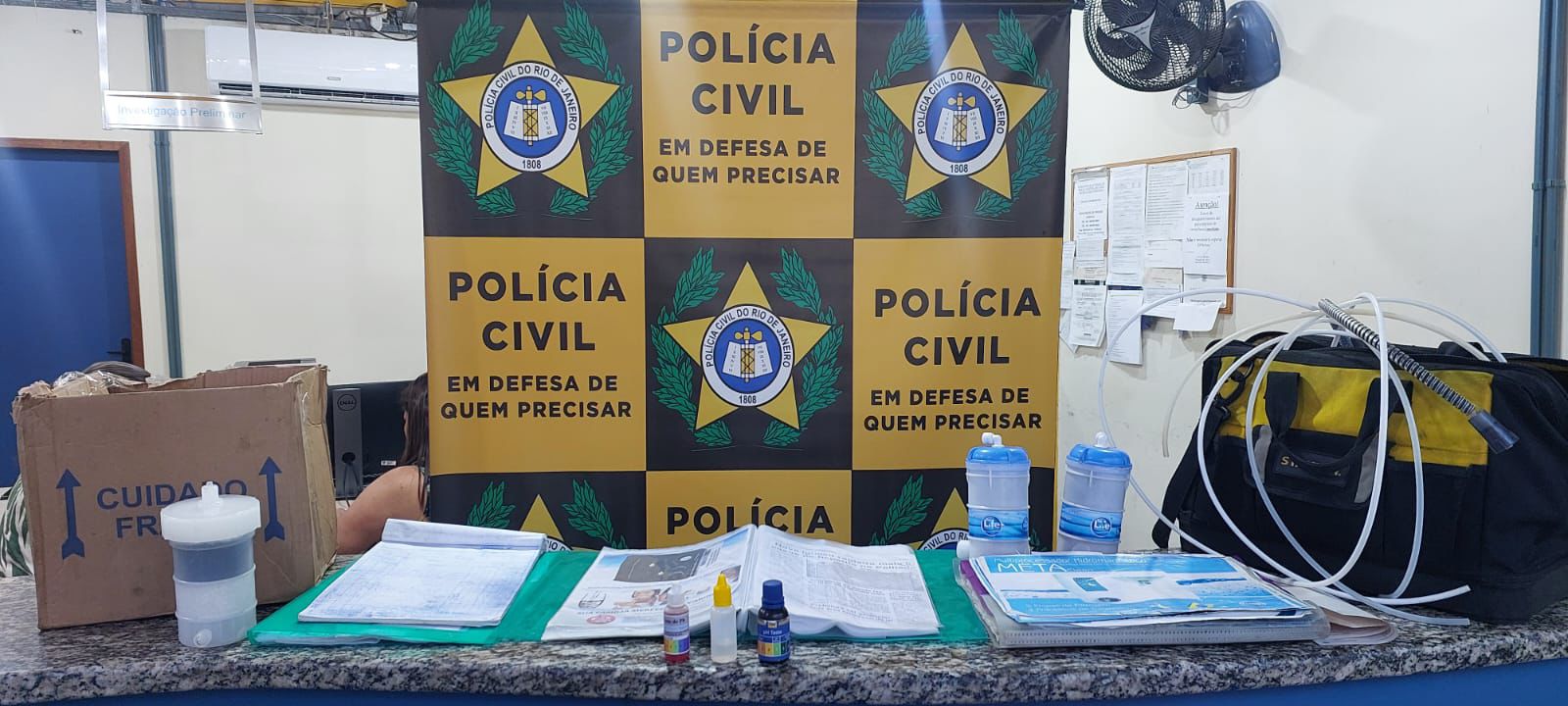 Trio uniformizado é preso por aplicar golpe do “teste da água” em idosa, em Piraí