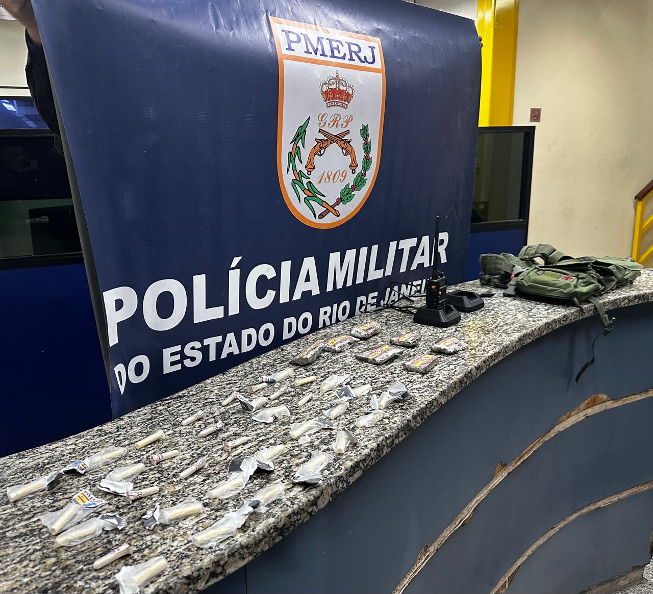 Traficante troca tiros com PMs e foge, deixando mochila com drogas em Barra Mansa