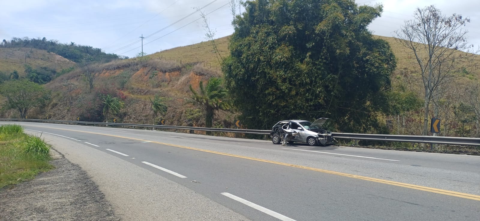 Mulher fica ferida em acidente envolvendo três veículos na BR-393, em Vassouras