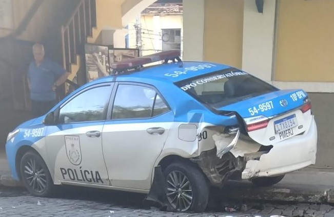 Vídeo: motorista colide com viatura da PM em Conservatória durante evento festivo