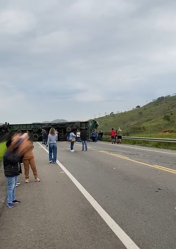 Acidente com carreta interdita totalmente a BR-393 em Vassouras