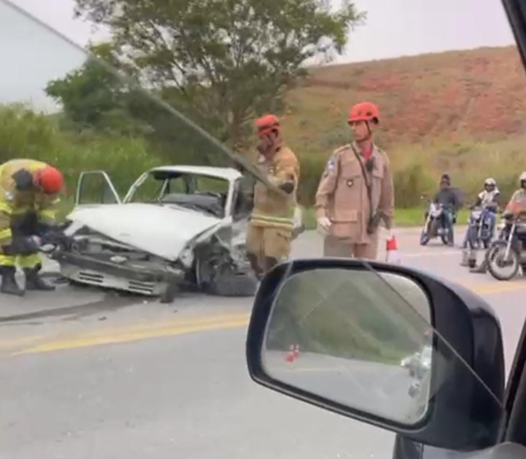 Acidente com quatro carros e uma carreta causa congestionamento na Rodovia dos Metalúrgicos, em Volta Redonda