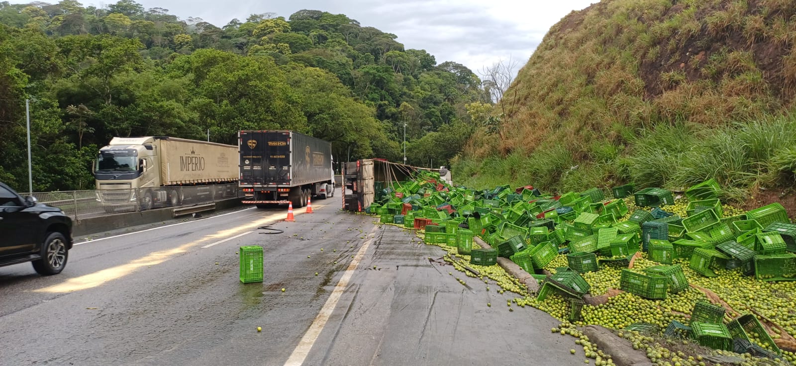 Carreta carregada com limões tomba na Dutra e deixa dois feridos em estado grave em Piraí