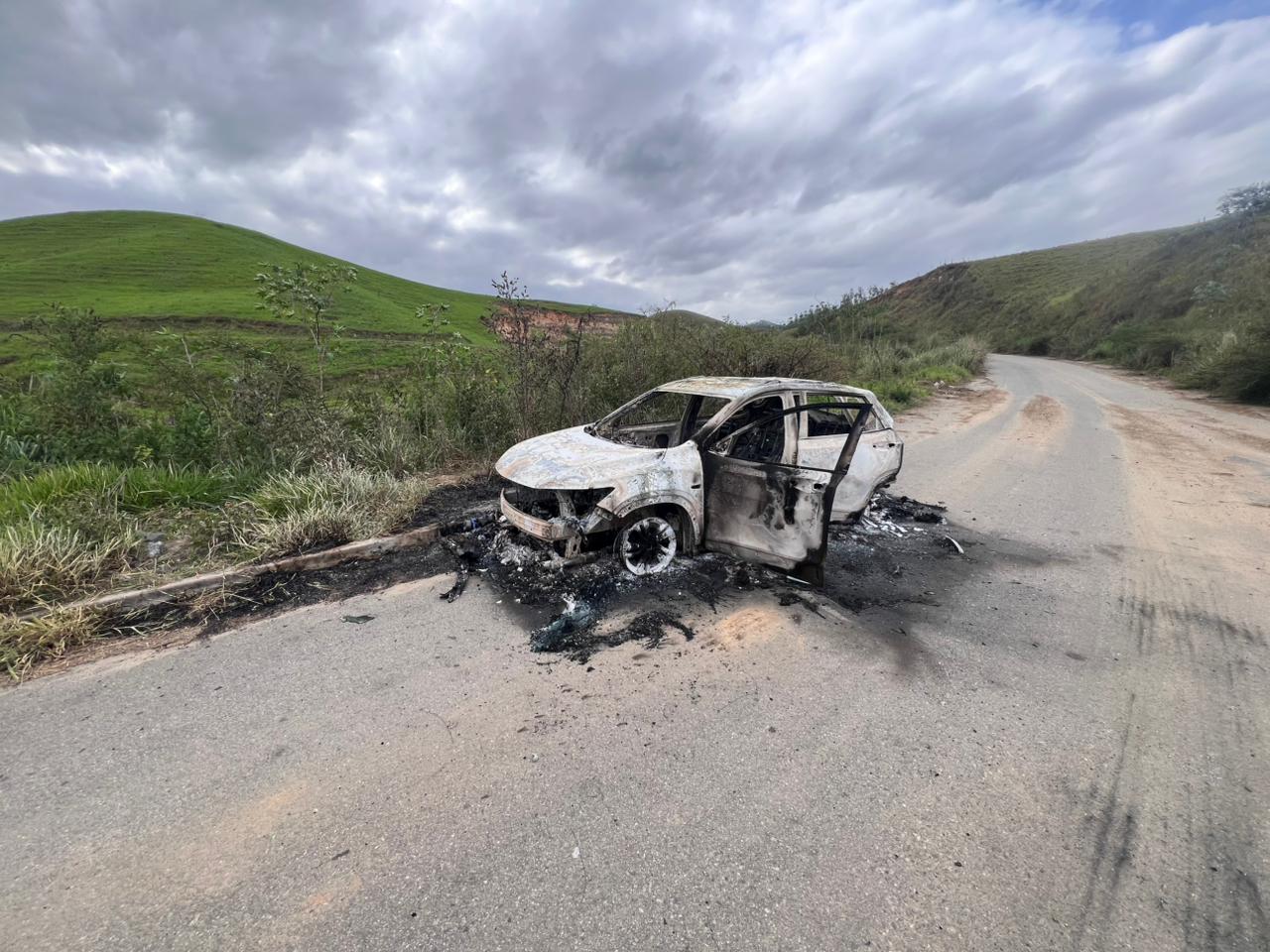 PM encontra veículo incendiado suspeito de ligação com homicídio em Resende