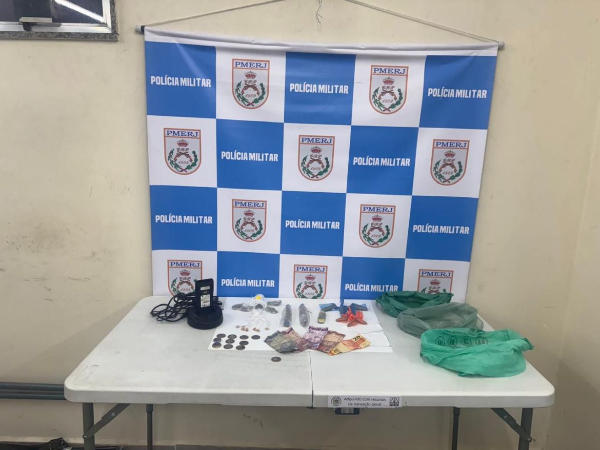 Homem é preso por tráfico de drogas após denúncia anônima em Volta Redonda