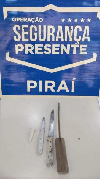 Homem é detido com drogas e facas durante patrulhamento em Piraí