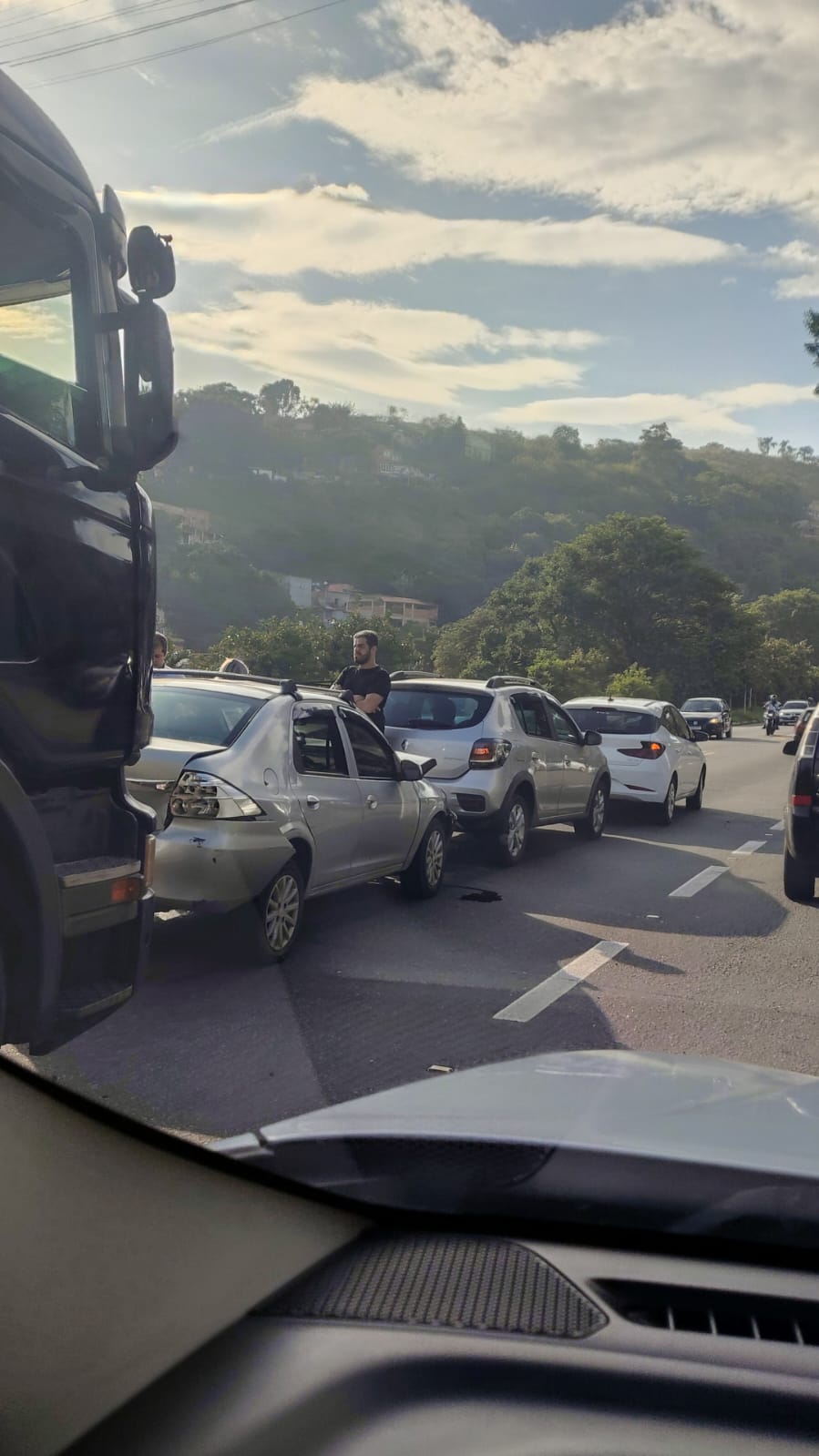 Acidente envolvendo três carros e uma carreta deixa trânsito lento na BR-393, em Barra Mansa